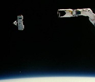 Links der ASTRO-SPAS-Satellit, ausgesetzt von NASA-Shuttle-Astronauten der STS-7-Mission im Jahr 1983